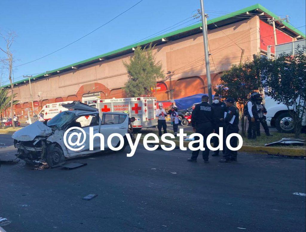 Vuelca vehículo sobre la Avenida Central