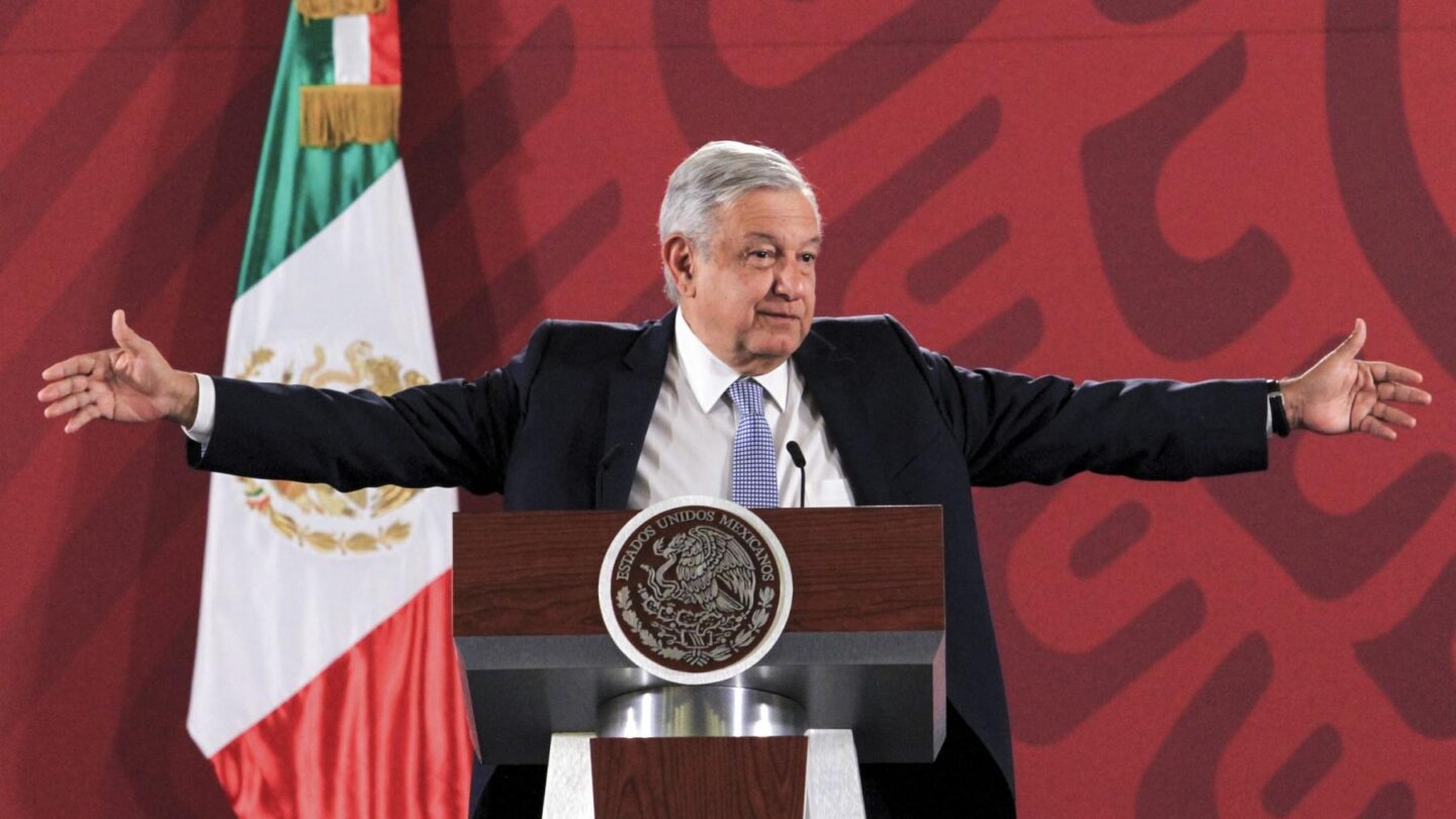 AMLO celebra que le hayan quitado el fuero