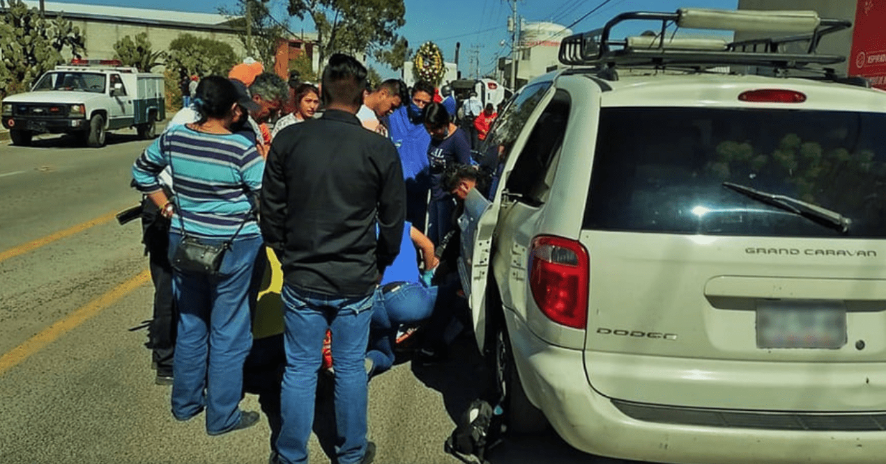 Auto atropella a cortejo fúnebre en carretera de Tlaxcala y deja heridos graves