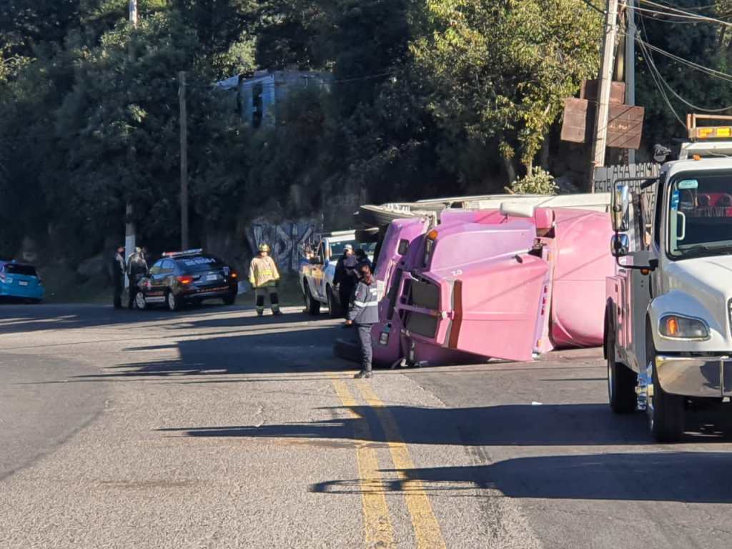 CHÉCALO: Trailero perdió el control del volante y terminó volcado sobre la Naucalpan-Toluca  