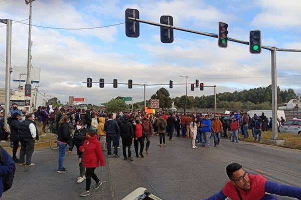 Calles de Ecatepec son bloqueadas para exigir que se abran bares y restaurantes