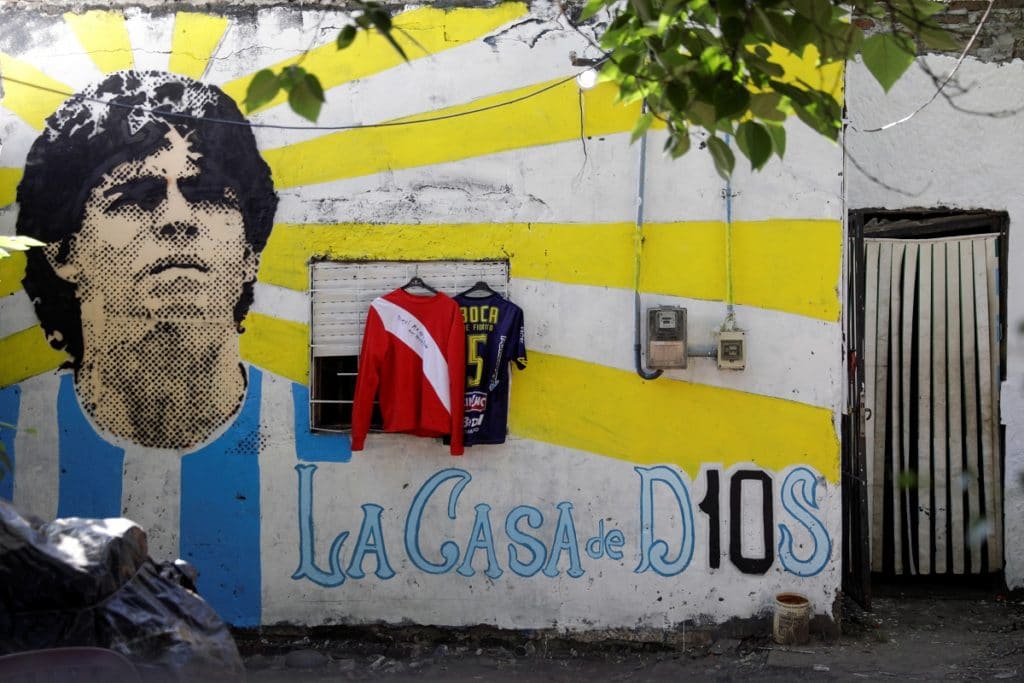 Amenazan a empleado de funeraria que se tomó foto con el cuerpo de Maradona (+audio)