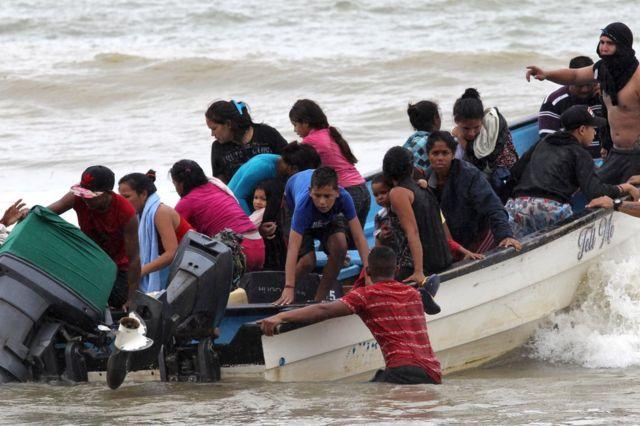 Rescatan en altamar a 16 menores de edad deportados por Trinidad y Tobago