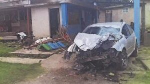 Militar choca y sale disparado de su coche en Edomex, ahí quedo