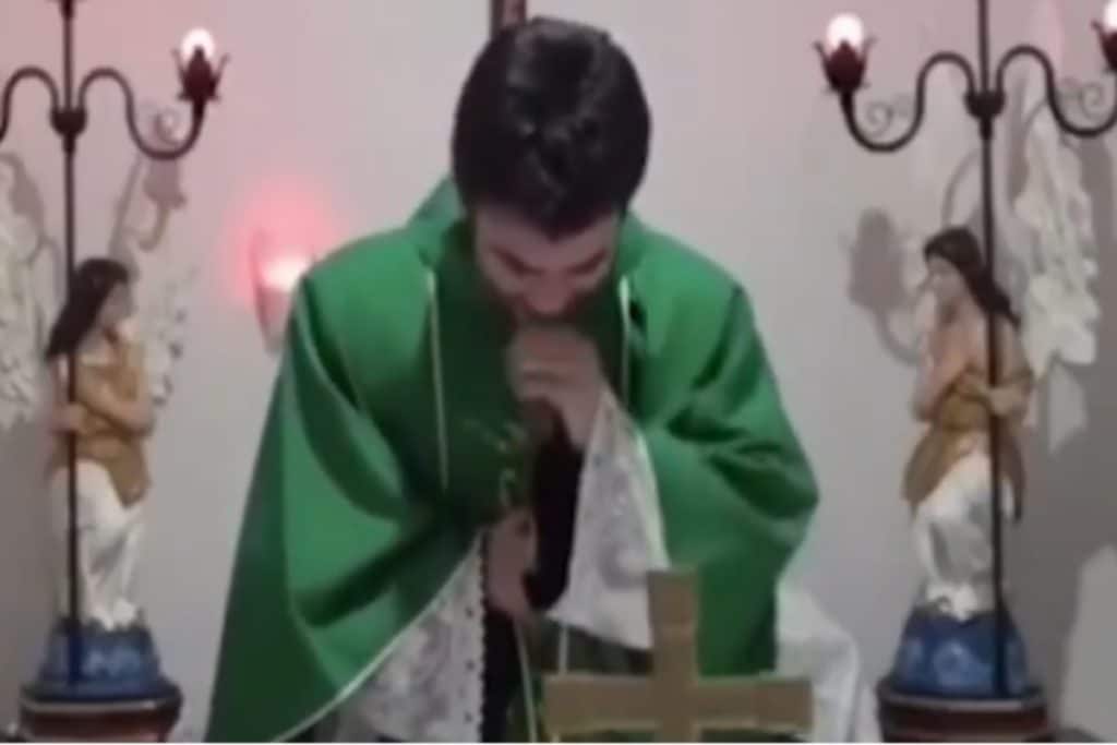 Sacerdote se burla de músico que sufrió accidente en misa virtual (+video)