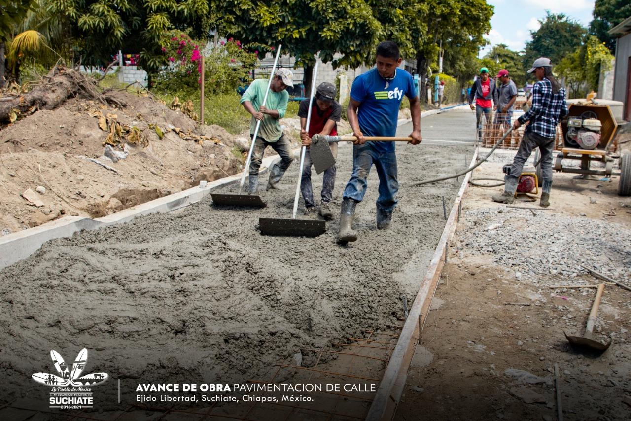 Entre aguas negras y lodazales transitan en el Ejido La Libertad