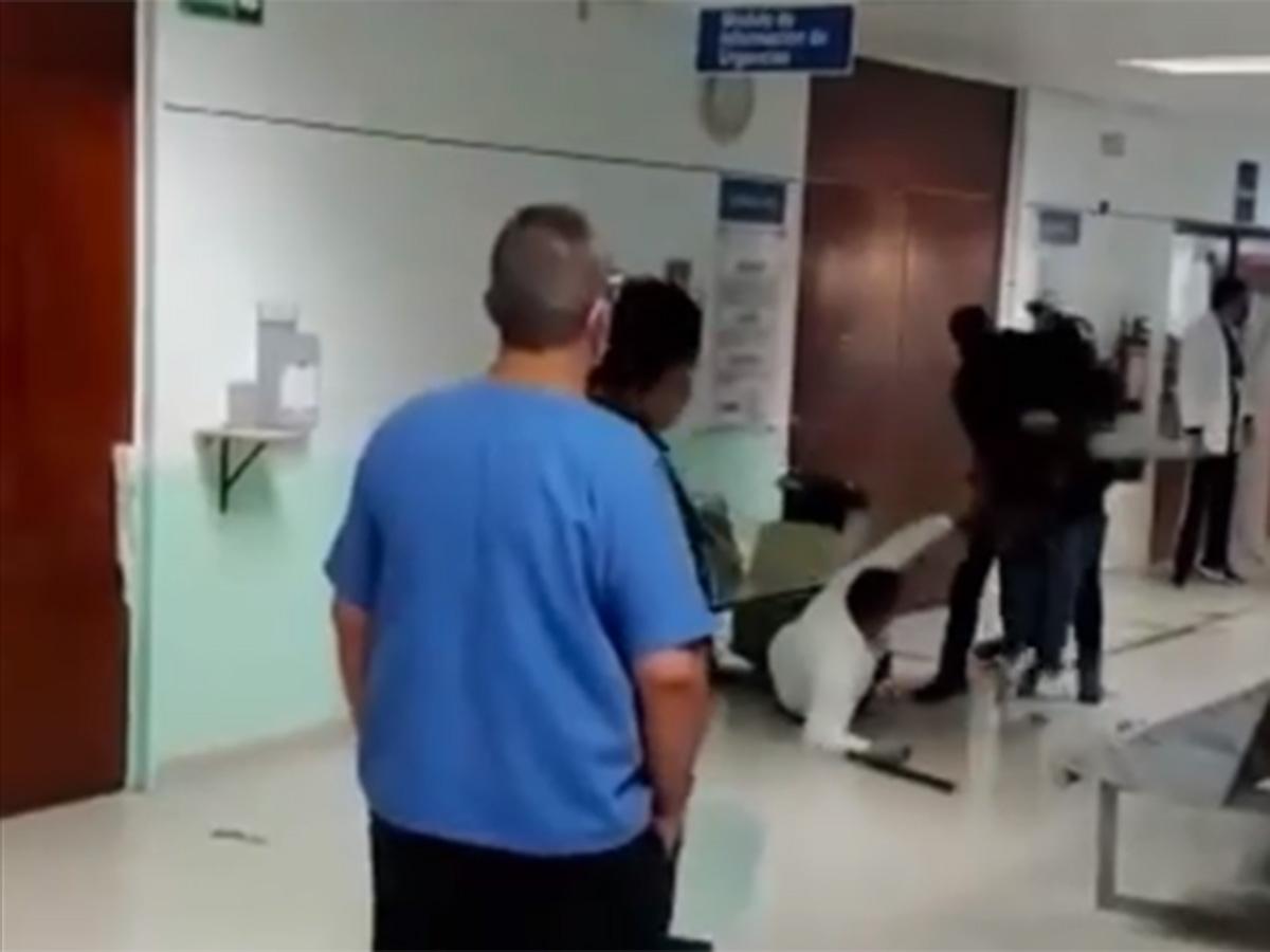 Familia ecatepense golpeo a personal medico por hacerlos esperar en Hospital