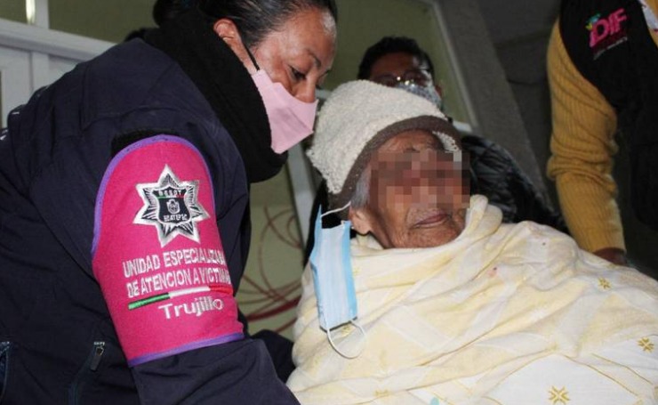 Abandonan a abuelita en una banqueta de Ecatepec