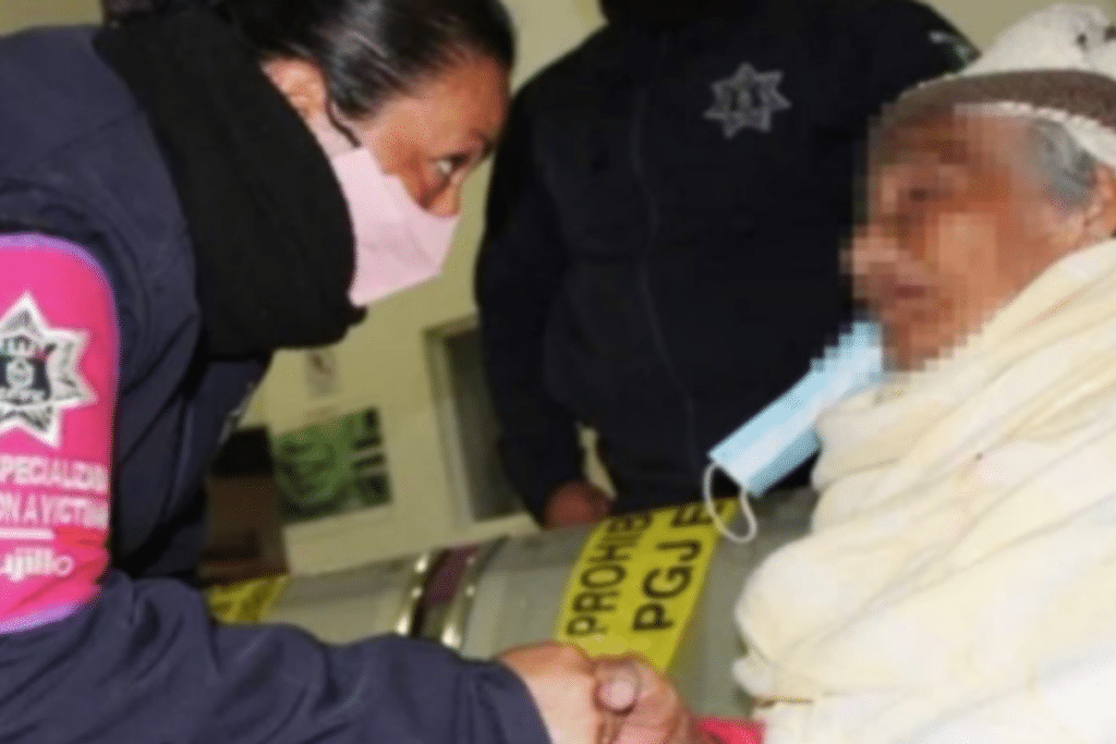 Abuelita de 90 años es golpeada y abandonada en la banqueta por sus familiares en Ecatepec (+fotos)