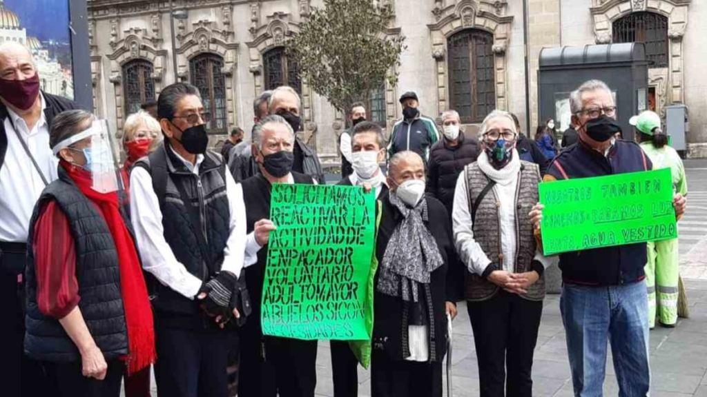 Abuelitos empacadores piden reiniciar su actividad laboral