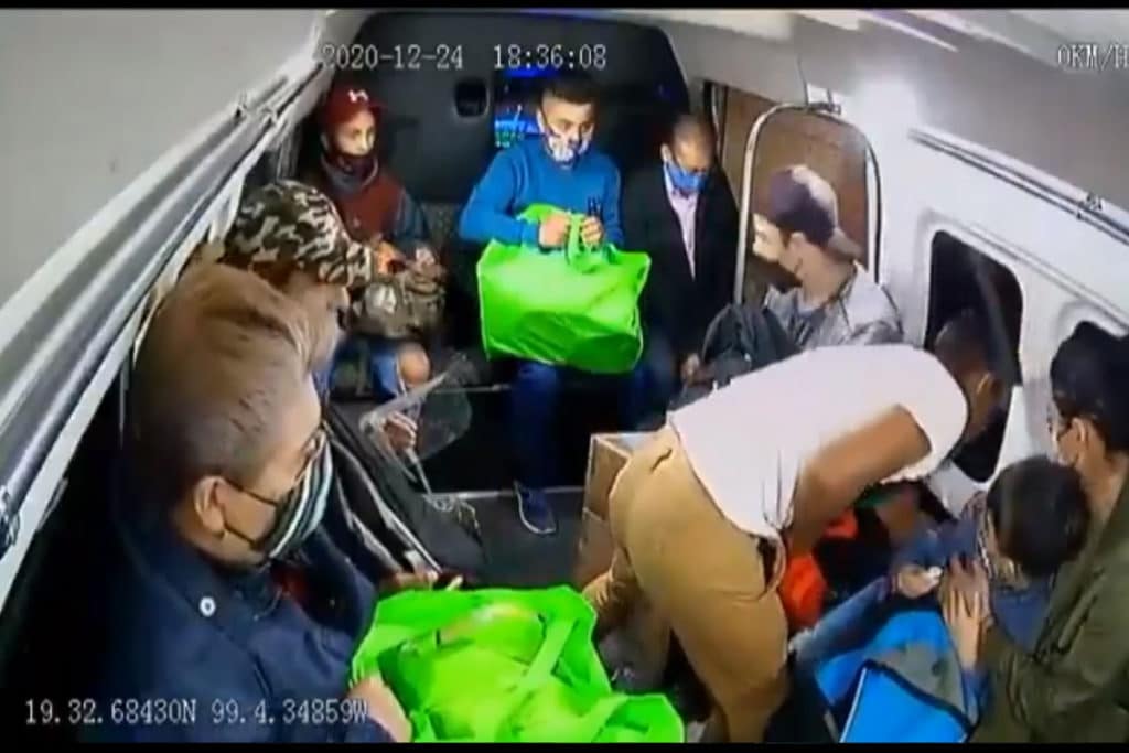 Asaltan una combi en la que viajaban niños en Ecatepec durante la Nochebuena (+video)