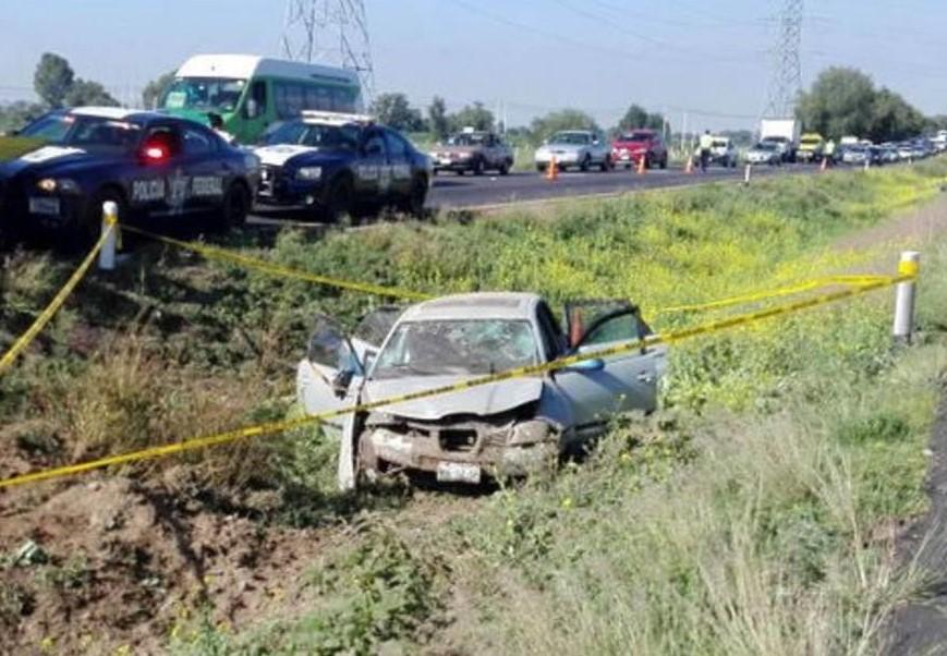 DESALMADO AL VOLANTE: Trailero les cerró el paso y un auto familiar volcó, hay 3 niños heridos