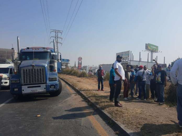 Cinco lesionados en volcadura de unidad de transporte público en Ecatepec