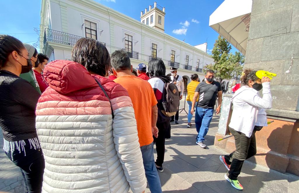 Ignoran el semáforo rojo y abarrotan el centro de Toluca