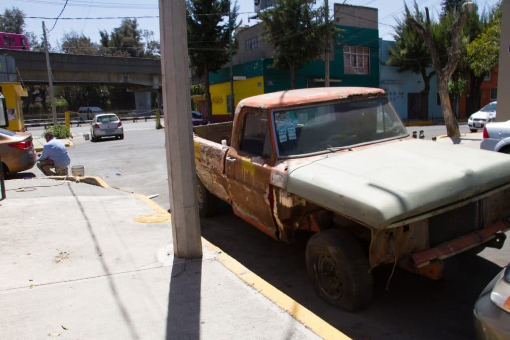 Personas compran autos usados para evitar el uso del transporte público