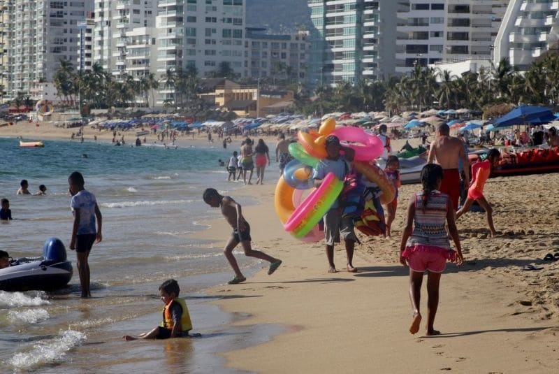 Con todo y tanques de oxígeno, turistas abarrotan playas de Acapulco