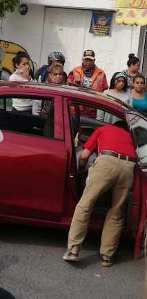 Ejecutan a hombre cuando conducía su auto en calles de Tultitlán