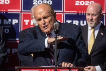 Trump anuncia que Rudy Giuliani dio positivo por Covid-19