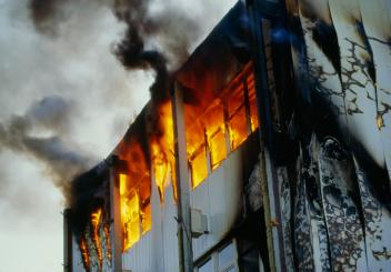 Niños y mujer embarazada se arrojan de edificio durante incendio en GA