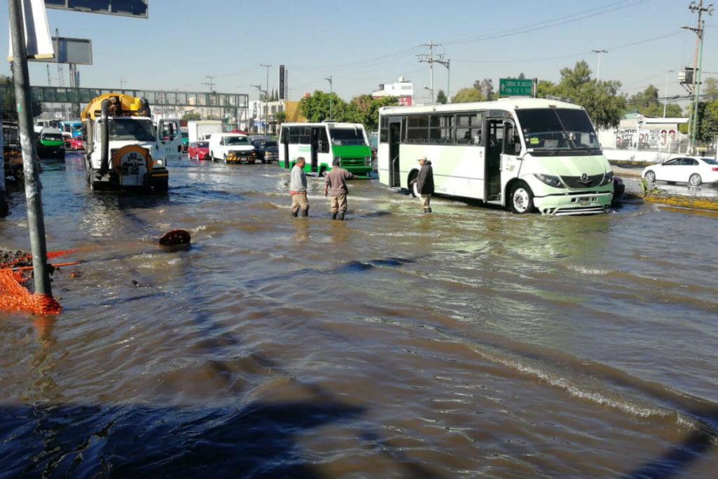 Iztapalapa registra fuga de agua; trabajadores habrían daño un ducto (+fotos+video)