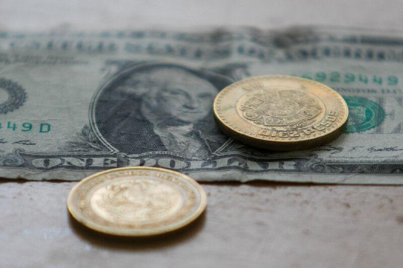 Peso cierra a 20.01 por dólar con un retroceso del 0.8%