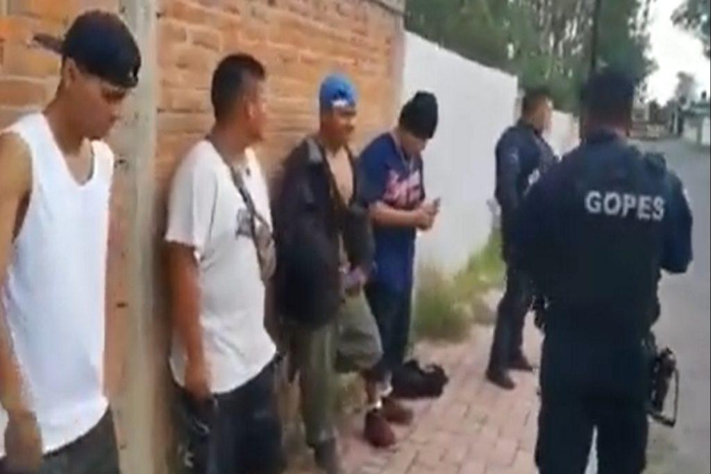 Jóvenes rapean para evitar ser detenidos por la policía (+video)