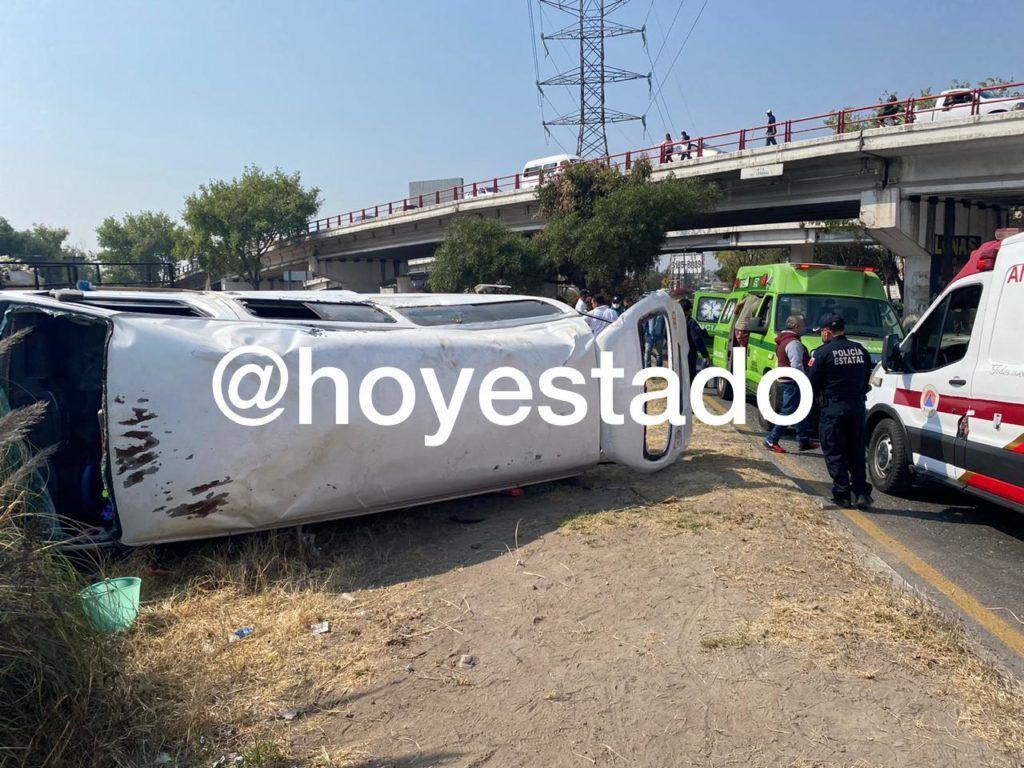 Video: Vuelca combi llena de pasajeros en la Texcoco-Lechería