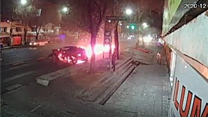 «VIDEO: JUGABAN ARRANCONES. Este es el momento justo de la tragedia, uno de los autos salió volando