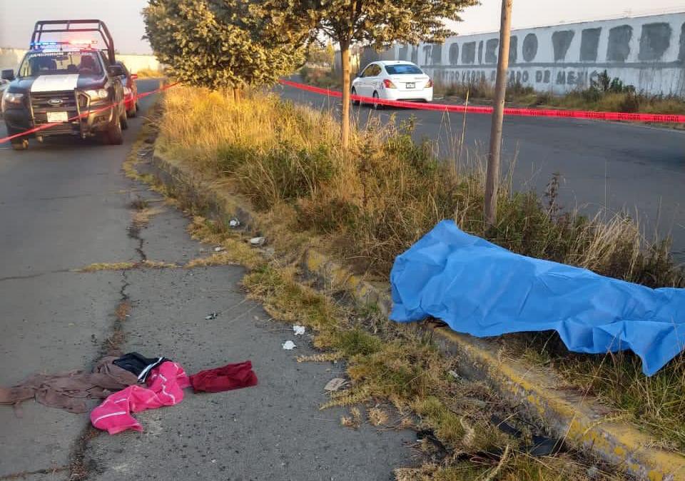 ¡QUÉ HORROR!: Arrojan cadáver con señas de tortura desde un auto en movimiento