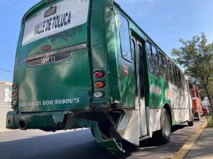 «VIDEO. IMPACTANTE: Perdió el control y choca contra otro camión de pasajeros, hay 13 heridos