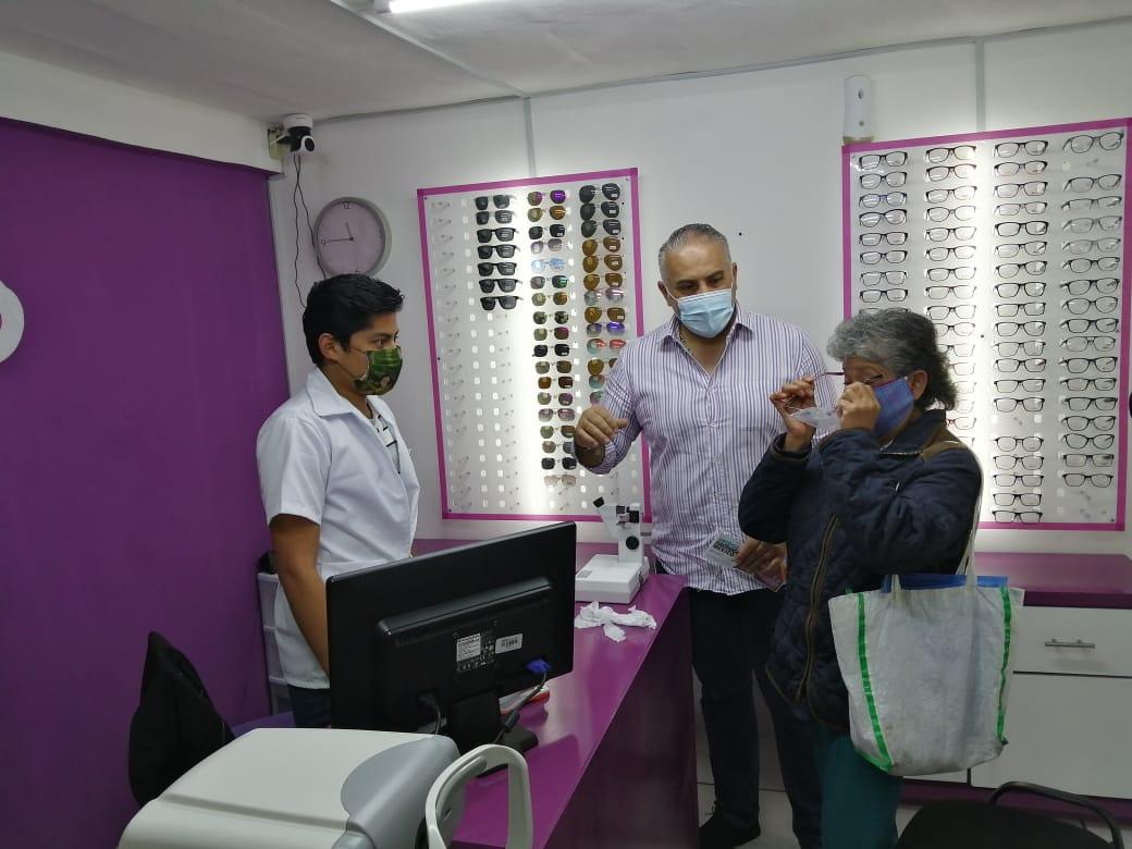 Entrega de Vales para Lentes a Niños y Personas de la Tercera Edad