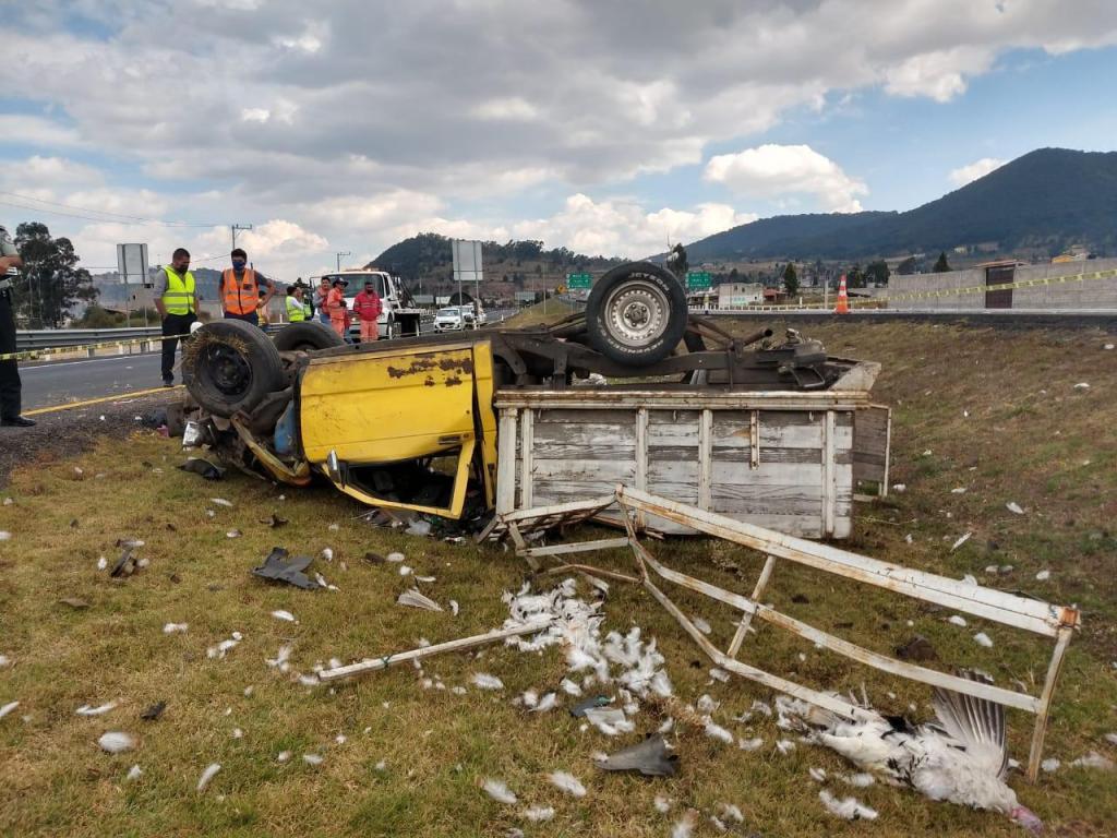 TRAGEDIA: Muere comerciante al volcar en su camioneta, su acompañante lucha por su vida en el hospital