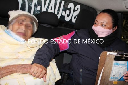 VIDEO. Maura tiene 90 años y su familia la abandonó en la calle; autoridades de Ecatepec la rescataron