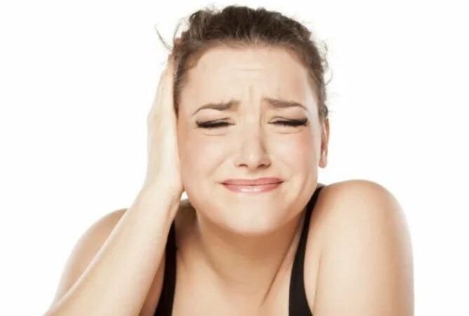 ¿Escuchas un pequeño zumbido en tu oído? Podrías tener Tinnitus