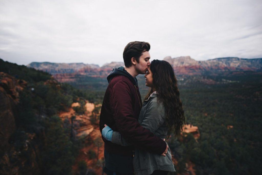 ¿Estás triste? Empresa renta hombres guapos para acompañarte mientras lloras