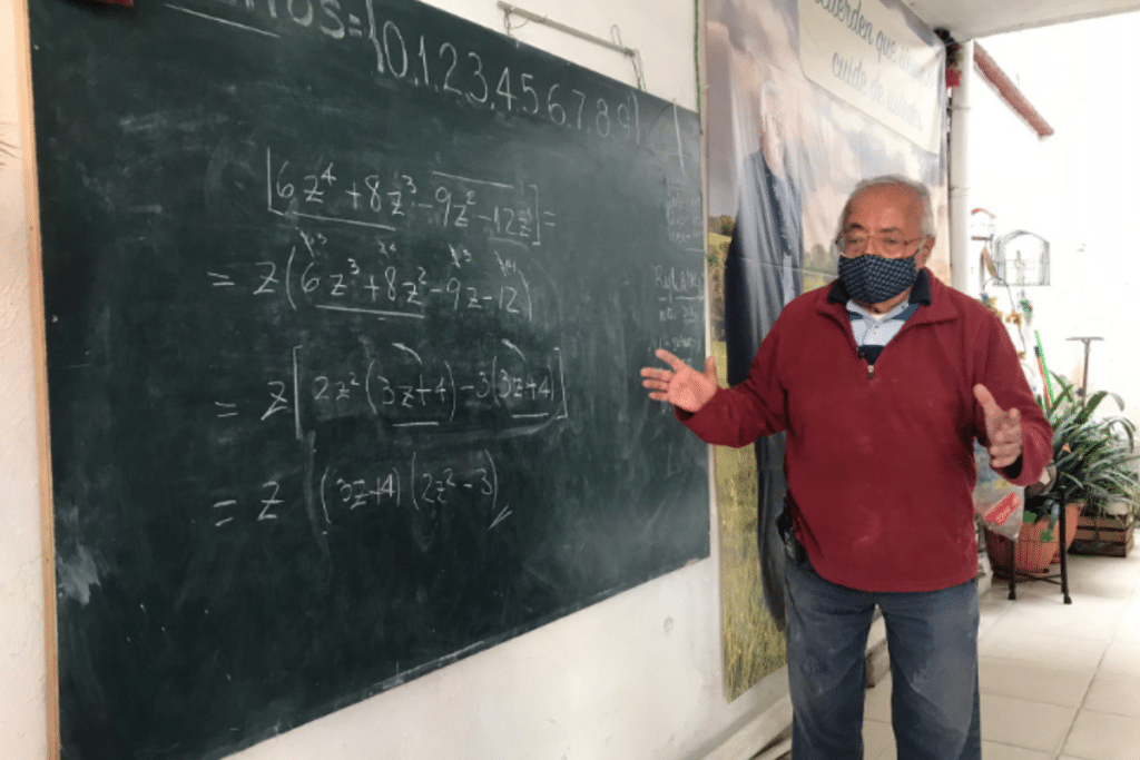 Abuelito de 80 años que ofrecía clases de matemáticas con un cartel recibe alumnos y una computadora