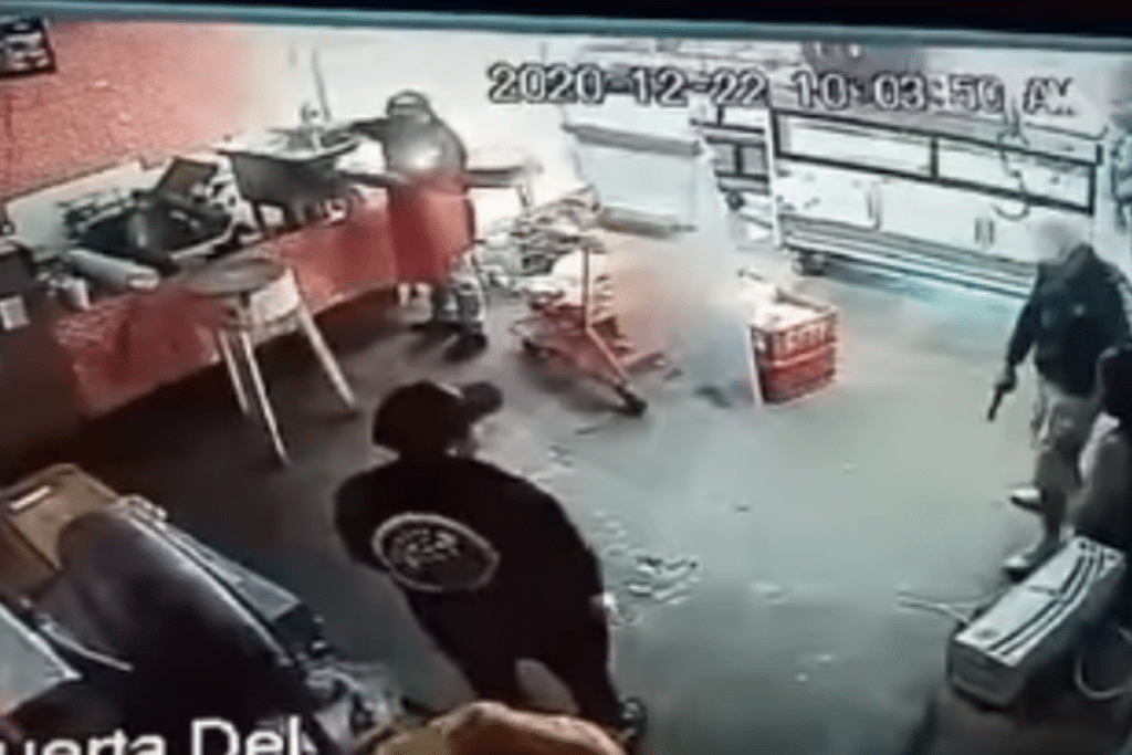 Con arma apuntando al techo, sujetos entran a robar en las Bodegas, en Edomex (+video)