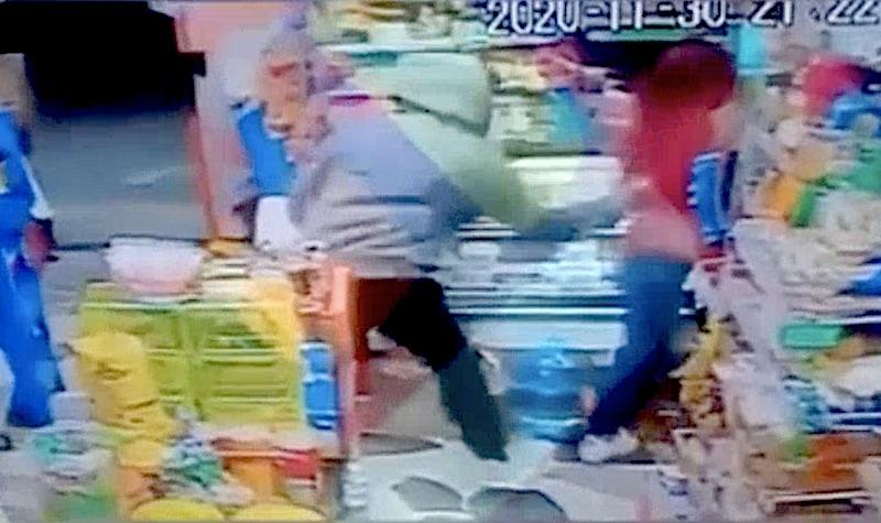 VIDEO IMPACTANTE. Un loco apuñala a mujeres por la espalda; reportan varios ataques en tiendas