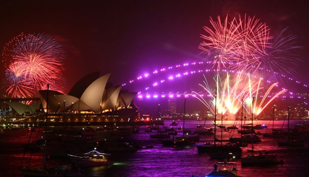 Australia despide este 2020 con fuegos artificiales y calles vacías