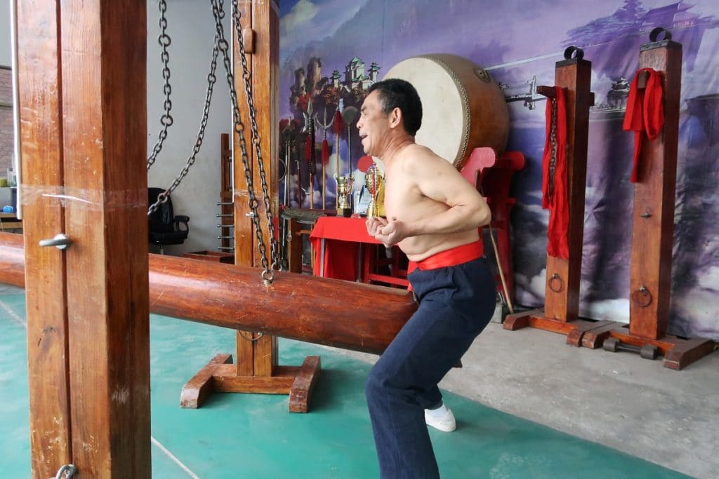 Hombre de 65 años practica antiguo arte del kung fu de la “entrepierna de hierro” en China (+video)