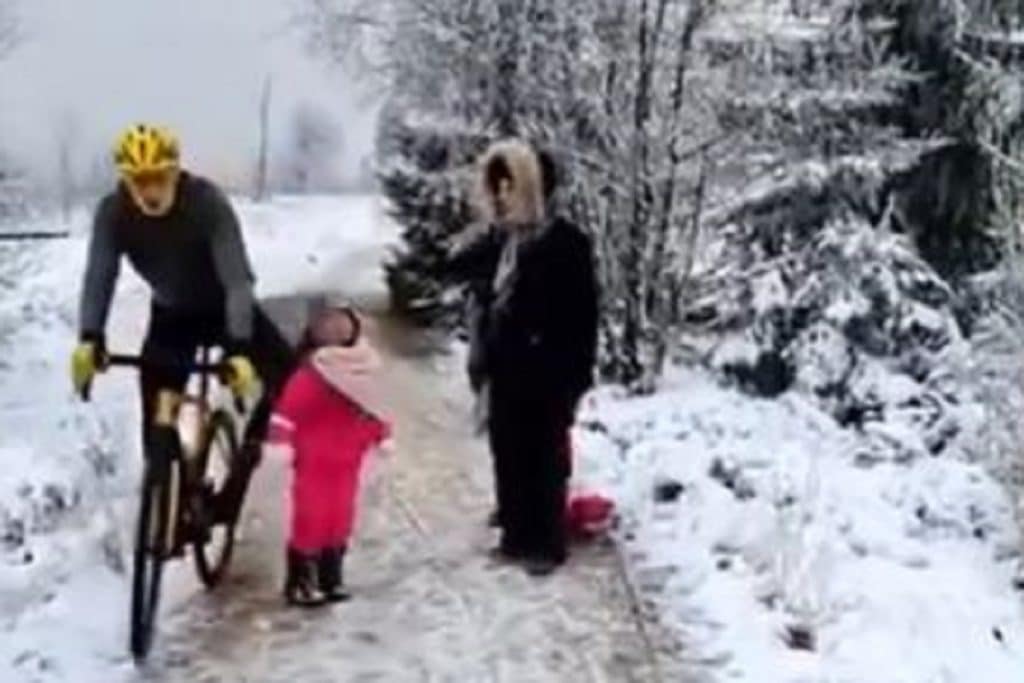 Por taparle el camino, ciclista golpea a una niña con su rodilla; argumenta que sonó el claxon (+video)