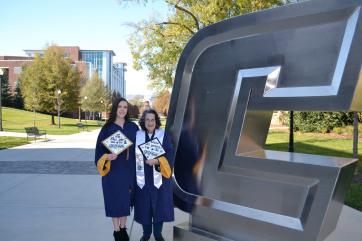 Abuela de 74 años se gradúa de la universidad junto con su nieta