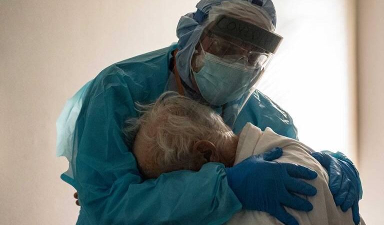 Médico abrazando a un abuelito con Covid-19 se hace viral