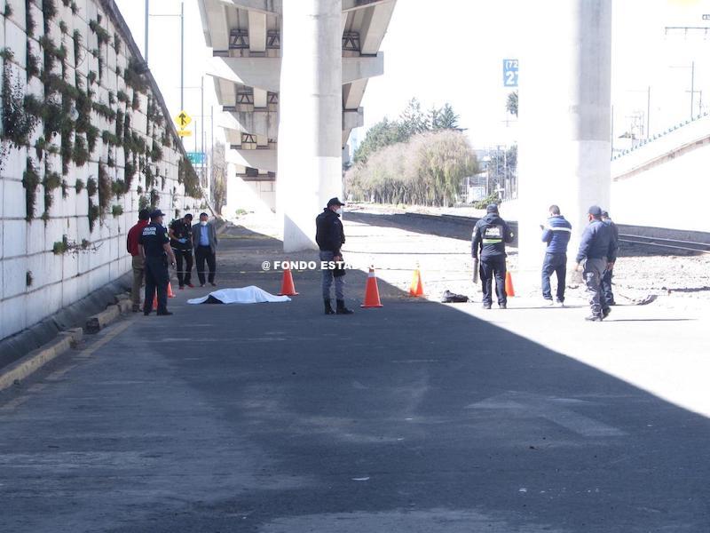 URGENTE. Lo aventaron desde un puente de 20 metros; murió al instante en Edomex