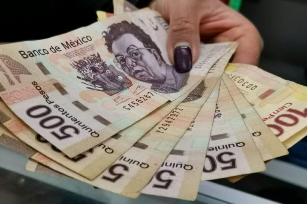 Peso sin cambios y bolsa registra ganancias; mercado a la espera de Banxico