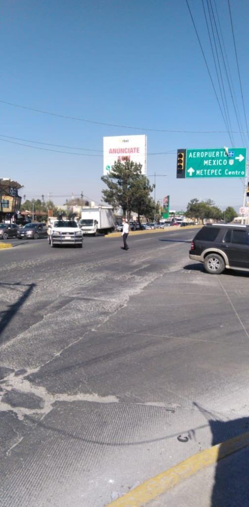 ¡Toma tus precauciones! Fuertes vientos derriban postes de luz en Metepec