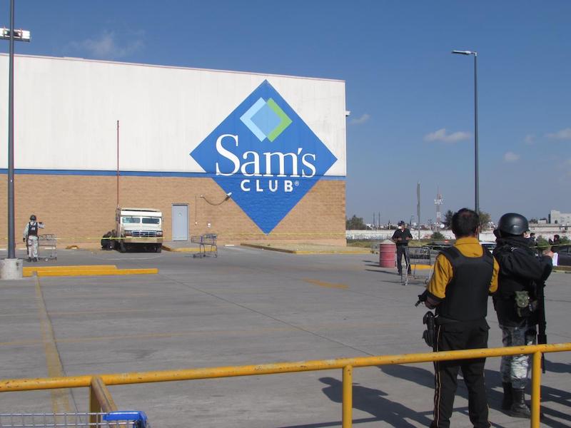 BALACERA. Acribillan a custodios en un Sam’s; se llevan botín millonario