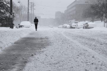 Hombre pasó 10 horas enterrado bajo la nieve en auto sin calefacción