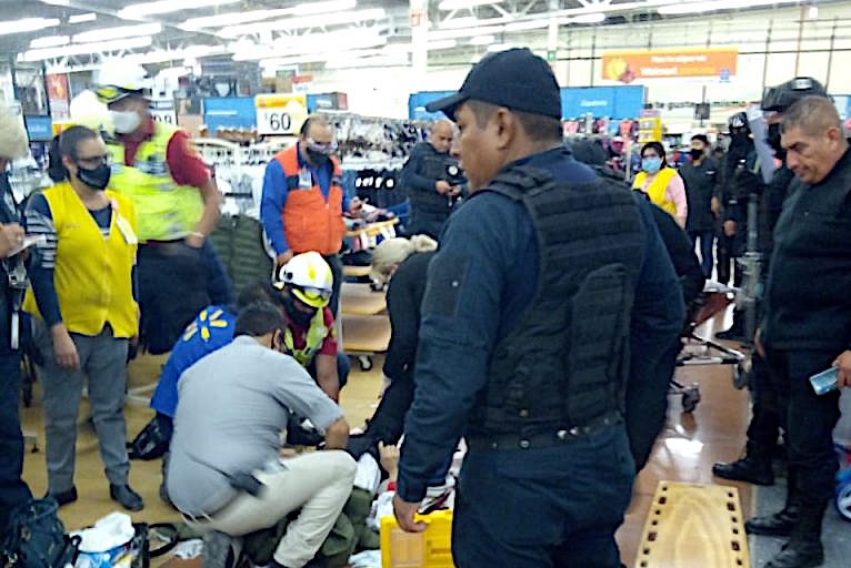 URGENTE. Reportan balacera en tienda Wal Mart; Hombres armados y policías se enfrentaron