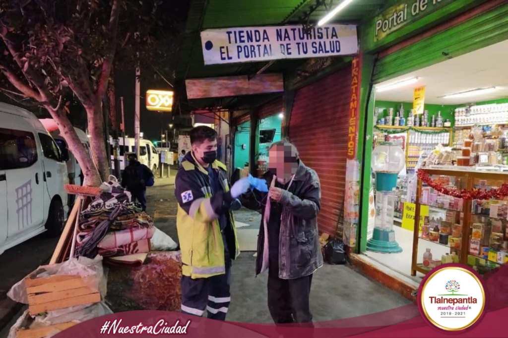 TRISTE REALIDAD: Recibe abuelo en situación de calle apoyo de institución mexiquense, moría de frío